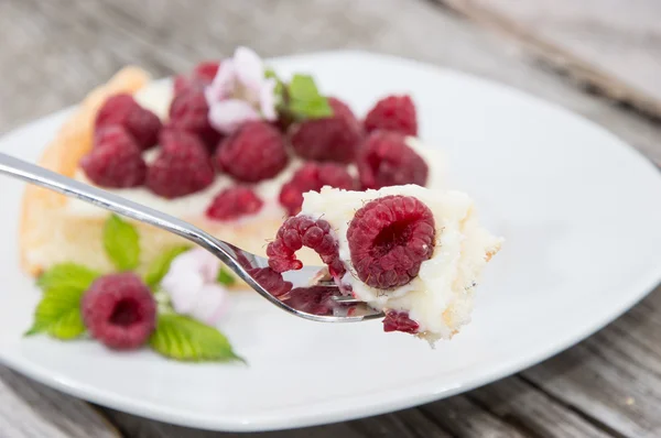 Torte auf einem Teller vor hölzernem Hintergrund — Stockfoto