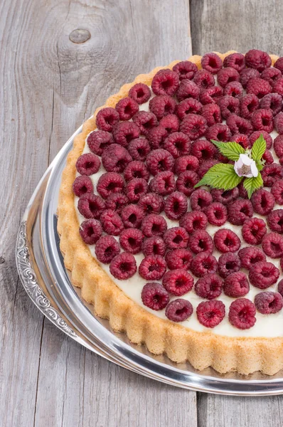 Tarta de frambuesa contra madera — Foto de Stock