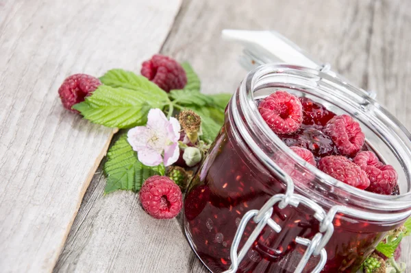 Raspberry Jar on wood — Stock Photo, Image