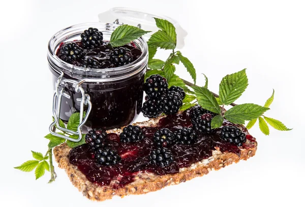 Хлеб и стекло с Blackberry Jam — стоковое фото