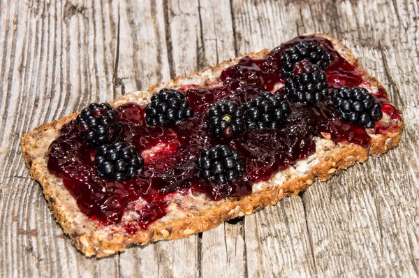Brot mit Brombeermarmelade und Früchten — Stockfoto