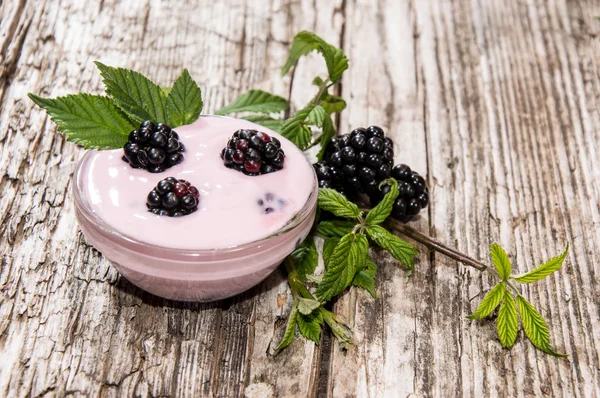 Brombeerjoghurt in einer kleinen Schüssel — Stockfoto