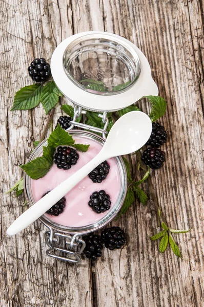 Szkło z blackberry świeży jogurt — Zdjęcie stockowe