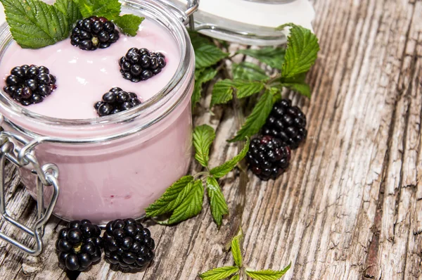 Blackberry Yogurt segar dalam gelas — Stok Foto