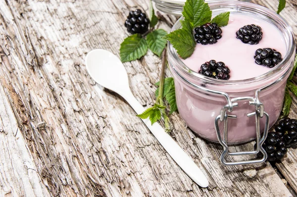 Glass with fresh Blackberry Yogurt — Stock Photo, Image