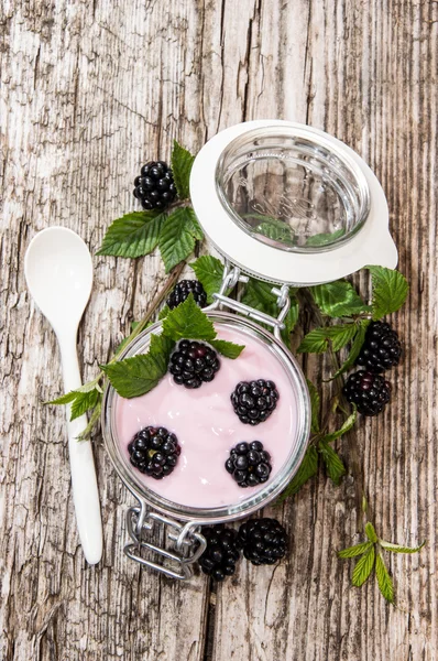 Jeżyna świeży jogurt w szklance — Zdjęcie stockowe