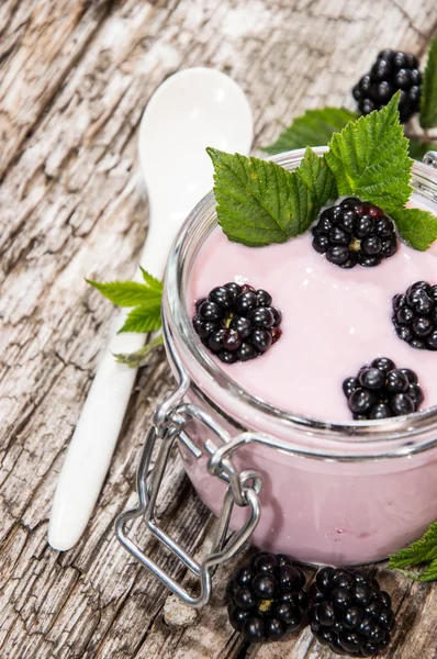 Стекло со свежим йогуртом Blackberry — стоковое фото