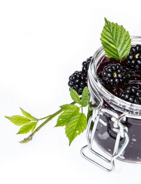 Vidro com Blackberry Jam caseiro em branco — Fotografia de Stock