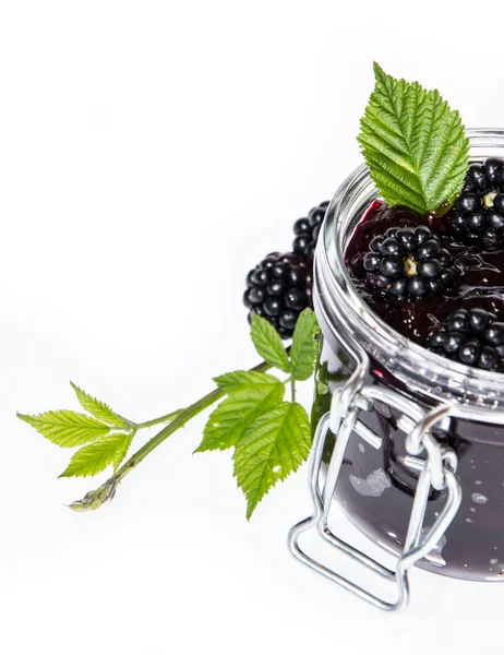 Glas mit hausgemachter Brombeermarmelade auf weiß — Stockfoto