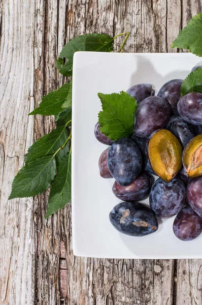 Tas de prunes dans un bol (vue du dessus ) — Photo