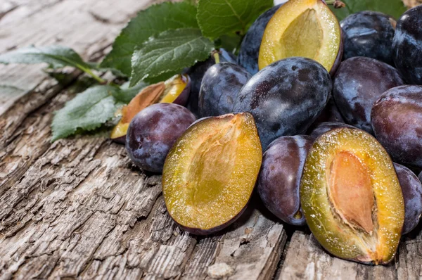 Montón de ciruelas frescas con hojas —  Fotos de Stock