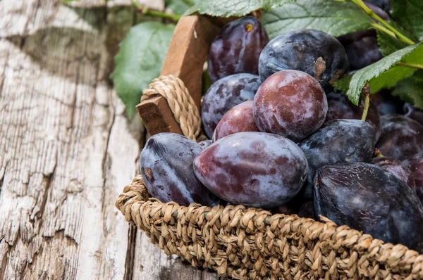 Cesta llena de ciruelas frescas — Foto de Stock