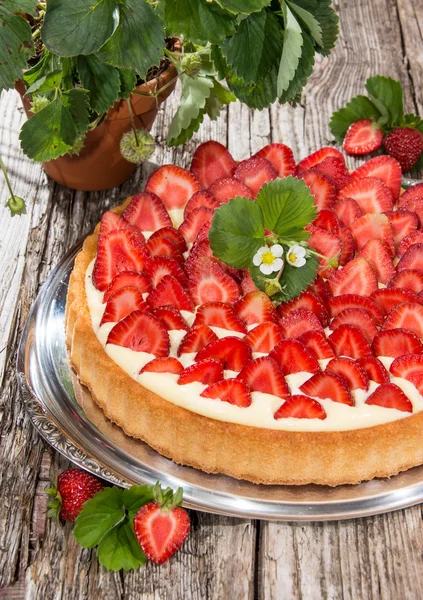 Gâteau aux fraises sur fond vintage — Photo