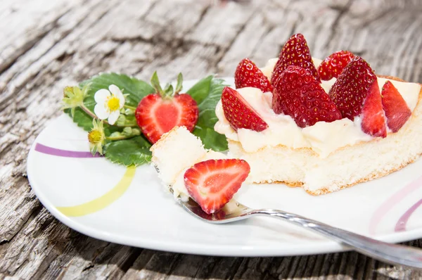 Gâteau aux fraises sur une assiette — Photo