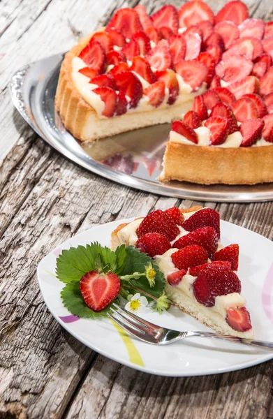 Gâteau aux fraises fait maison — Photo