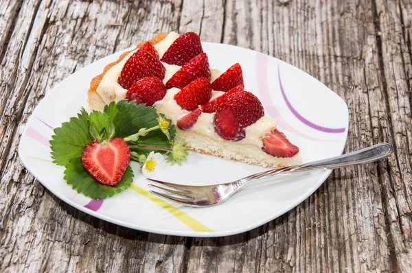 Assiette avec tarte aux fraises fraîche — Photo