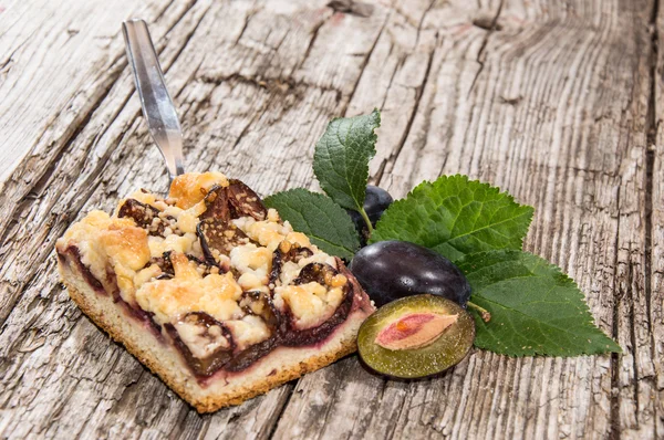 Свіжий виготовлений сливовий торт на дереві — стокове фото