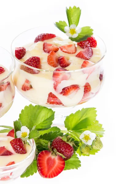 Vanillepudding mit Erdbeeren auf Weiß — Stockfoto