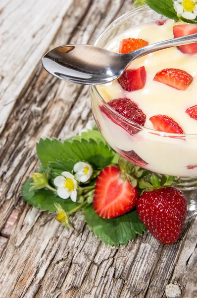 Pudding à la vanille aux fraises — Photo