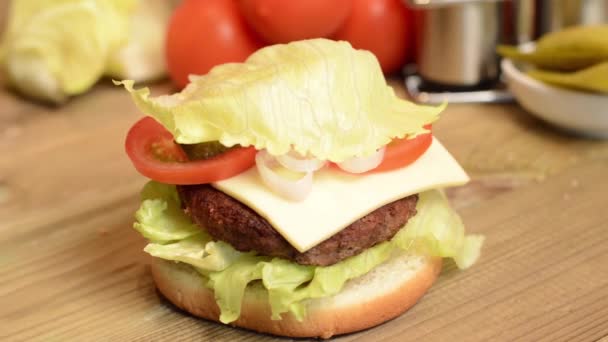 Einen Burger zubereiten — Stockvideo