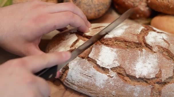 Corte um pedaço de pão — Vídeo de Stock