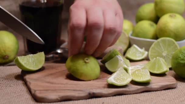 Cutting some limes — Stock Video