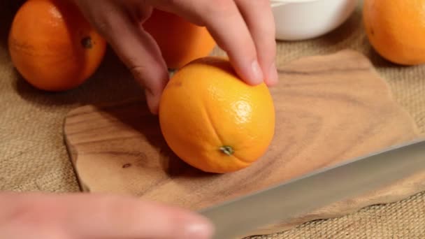 Cortar una naranja — Vídeo de stock