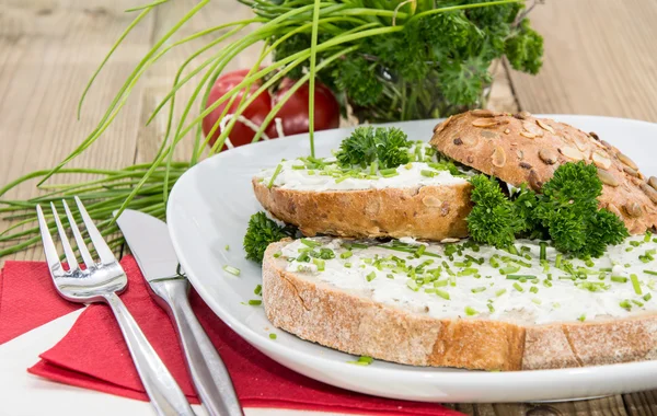 Tallrik med bröd och färskost — Stockfoto