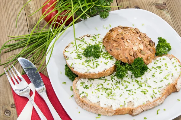 Tallrik med bröd och färskost — Stockfoto