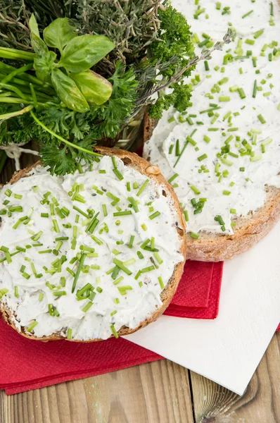 Roomkaas met verse kruiden — Stockfoto