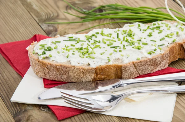 Queso crema en una rebanada de pan — Foto de Stock