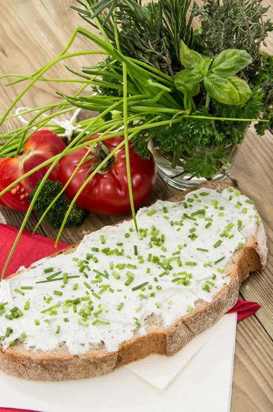 Queso crema en una rebanada de pan — Foto de Stock