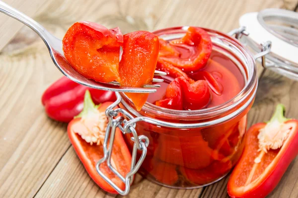 Paprikas en escabeche en un tenedor — Foto de Stock