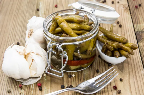 Kleine chilis in een glas — Stockfoto