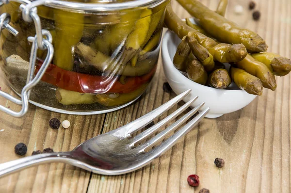 Glas gevuld met gepekelde chilis — Stockfoto