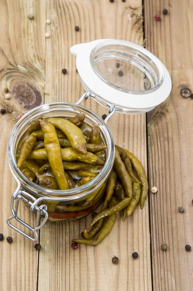 Gekneusde chilis in een glas — Stockfoto