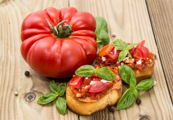 Bruschetta fresca con ingredientes —  Fotos de Stock