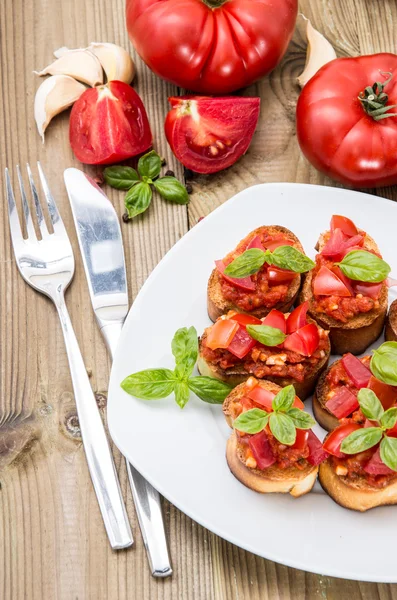 Bruschetta fraîche sur une assiette — Photo