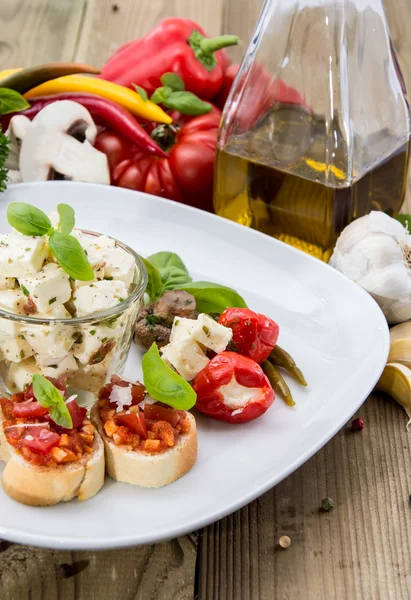 Antipasto (Bruschetta och fetaost) — Stockfoto