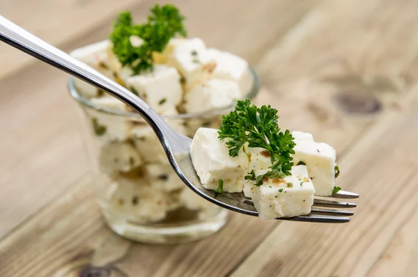 Cubos de queijo Feta em um garfo — Fotografia de Stock