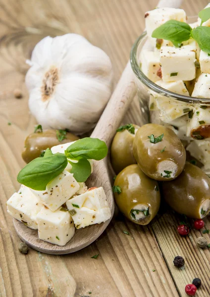 Balkánský sýr a olivy — Stock fotografie