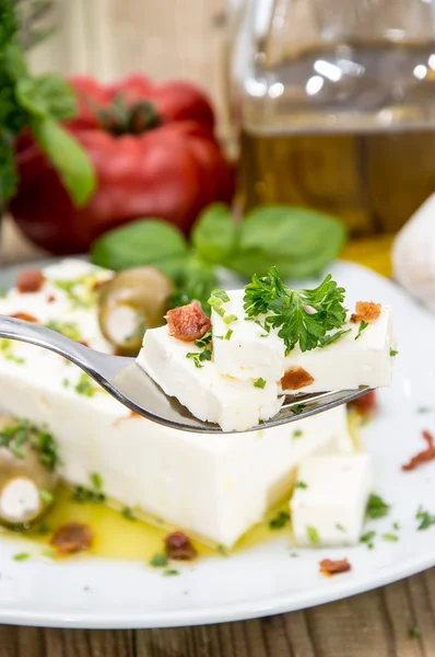 Gabel mit Feta und Portion im Rücken — Stockfoto