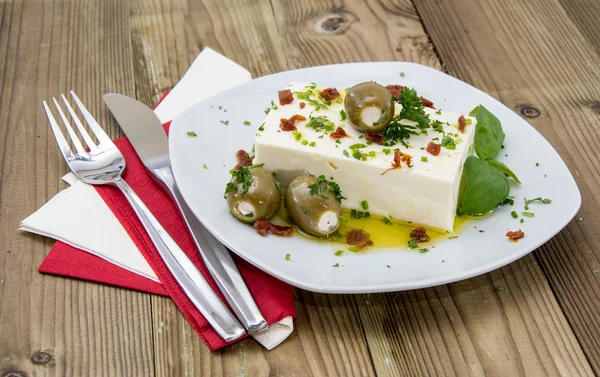 Bloque de queso Feta en un plato —  Fotos de Stock