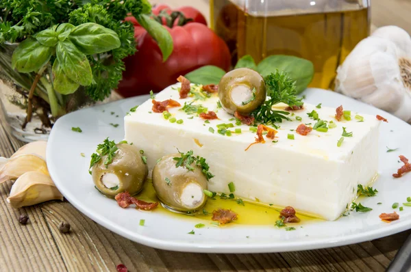 Block Feta-Käse auf einem Teller — Stockfoto