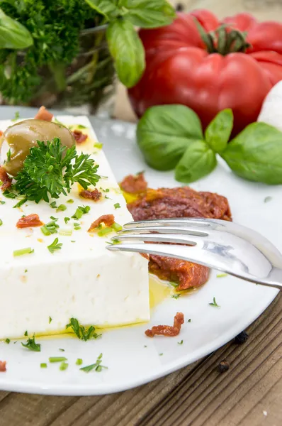 Antipasti (fårost) på en liten skylt — Stockfoto