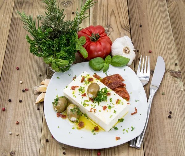 Antipasti (Feta-Käse) auf einem kleinen Teller — Stockfoto