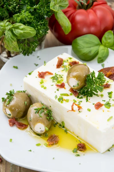 Antipasti (fårost) på en liten skylt — Stockfoto