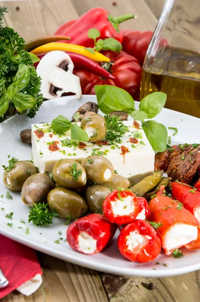 Gemischte Antipasti auf einem Teller — Stockfoto