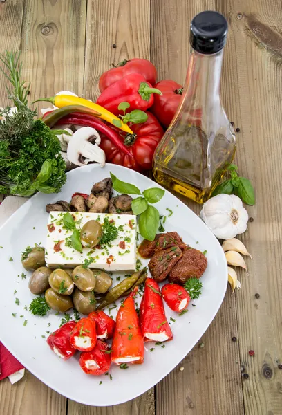 Olika typer av antipasto på en tallrik — Stockfoto