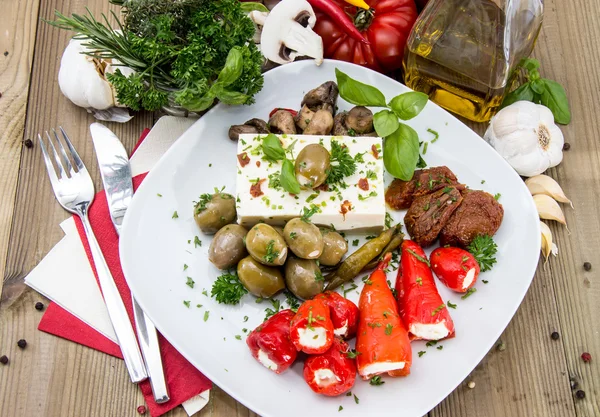 Färska antipasto på en tallrik — Stockfoto